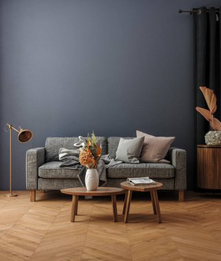 Oturma odasının iç tarafında sehpası ve dekorasyonu olan basit minimalist rahat kanepe.