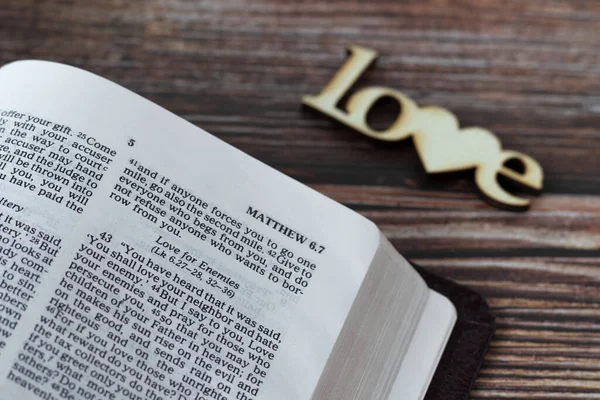 Amor Aos Inimigos Versículo Aberto Bíblia Sagrada Livro Sobre Fundo — Fotografia de Stock