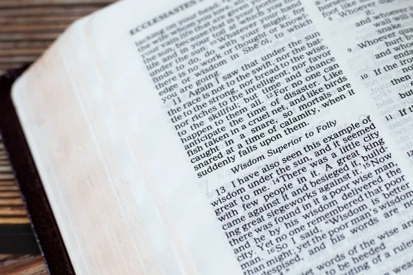 Sabedoria Superior Loucura Versículo Bíblico Aberto Bíblia Sagrada Eclesiastes Livro — Fotografia de Stock