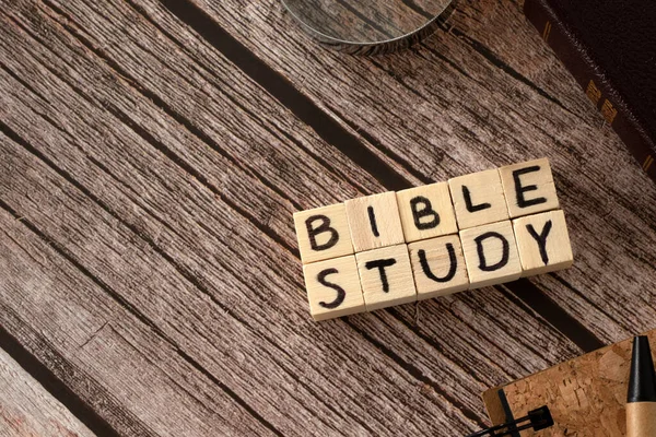 Biblický Text Napsaný Dřevěných Kostkách Biblické Knize Sešitu Peru Lupou — Stock fotografie