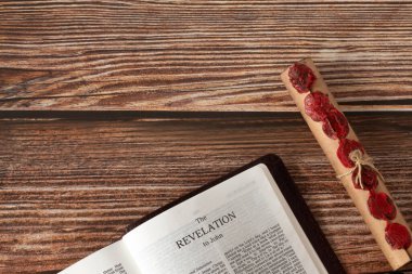 Tahta masanın üzerinde yedi mühür bulunan vahiy kitabı ve parşömen. Üst görünüm, boşluğu kopyala. Hristiyan dini kehaneti, kıyamet, Tanrı 'nın hüküm günü, İncil kavramı..