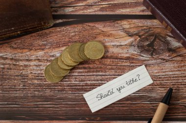 Vergi, el yazısıyla yazılmış yazı, altın para, kutsal İncil ve ahşap masada cüzdan. Üst Manzara. İncil 'de Hristiyan vergisi, adak verme, kiliseye bağış, Tanrı' ya şükran günü..