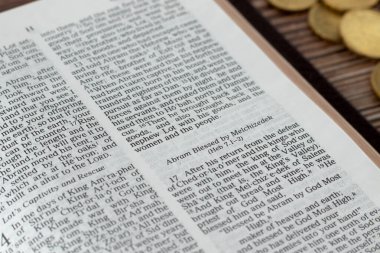 Abram, Melchizedek 'in İncil' deki kutsal yaratılış kitabındaki ayetleriyle kutsandı. - Yakın çekim. Hıristiyan kutsama ve vergisi kavramı.
