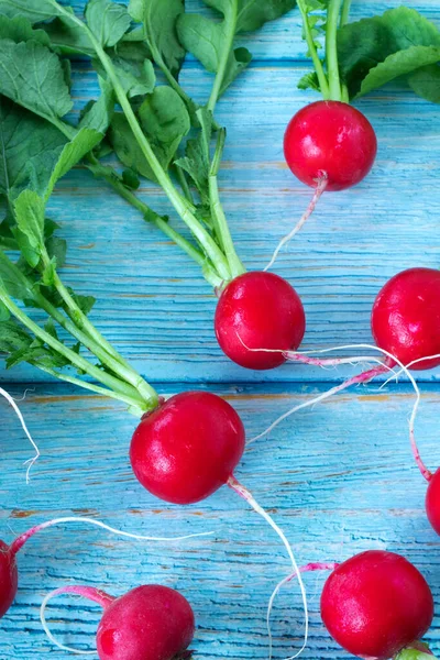 Bunch Radishes Wooden Table Vertical Shot Top View Closeup — Stock Photo, Image