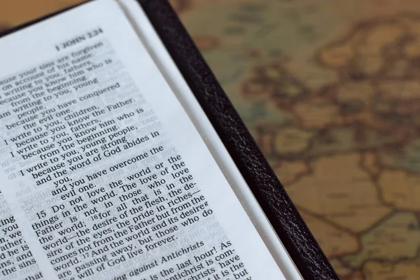 Libro Abierto Biblia Sagrada Parte Superior Mapa Del Mundo Antiguo —  Fotos de Stock
