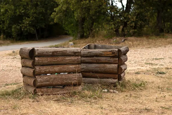 Doğadaki ahşap çevre dostu çöp bidonları. Ekoloji kavramı, çevre koruma, geri dönüşüm.