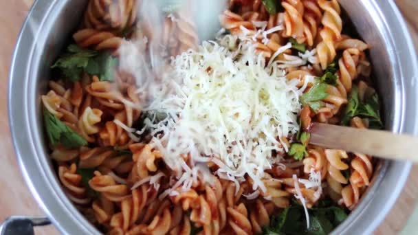 Mano Espolvorea Queso Rallado Sobre Pasta Rotini Con Salsa Tomate — Vídeos de Stock