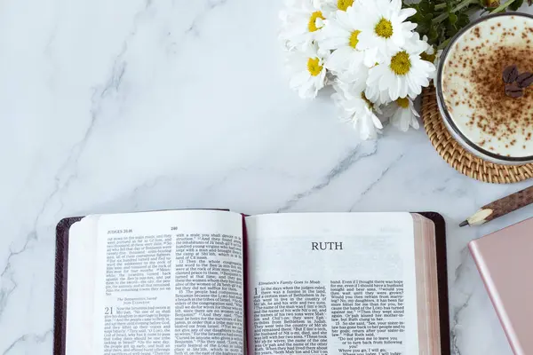 Ruth Ανοιχτό Βιβλίο Της Βίβλου Φλιτζάνι Καφέ Λουλούδια Μολύβι Και Royalty Free Εικόνες Αρχείου