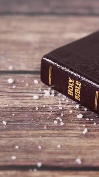 Garam Laut Tumpah Meja Kayu Dengan Kitab Suci Tertutup Close — Stok Video