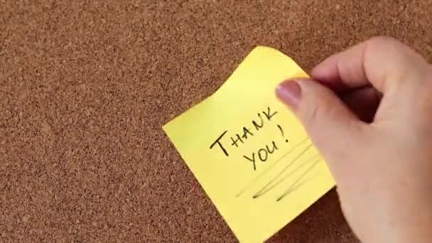 谢谢你在软木塞板上用黑色记号用黄色笔写的便条 顶部视图 感激和感谢的概念 — 图库视频影像
