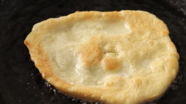 Pisi Turco Masa Frita Cocina Aceite Una Sartén Estufa Primer — Vídeos de Stock