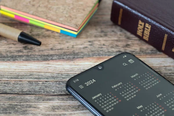 Ψηφιακό Ημερολόγιο 2024 Οθόνη Smartphone Κλειστό Βιβλίο Αγία Γραφή Και Φωτογραφία Αρχείου