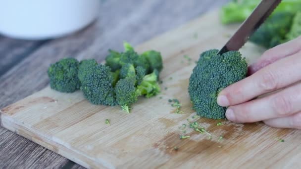 Sağlıklı Bir Sebze Salatası Için Brokoli Doğrayan Kadın Elleri Taze — Stok video