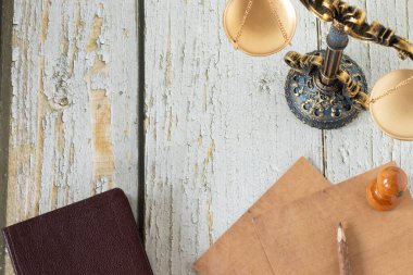 Antika denge terazisi, eski kağıt, kapalı kutsal kitap, ve kırsal masa üzerine tahta kauçuk mühür. Üst Manzara. Hristiyan yargı, adalet, kanunlara itaat ve otorite kavramı.