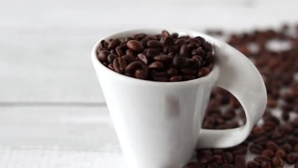Grãos Café Torrados Cair Uma Xícara Branca Close — Vídeo de Stock