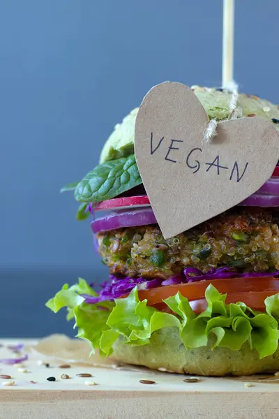Vegan Burger Κινόα Και Μπιζέλια Λαχανικών Μαρούλι Κρεμμύδι Ντομάτα Κόκκινο Εικόνα Αρχείου