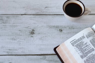 Kırsal ahşap masada bir fincan kahveyle kutsal İncil 'i aç. Üst Manzara. Uzayı kopyala Sabah namazı, Hıristiyan yazıtları, İncil konsepti..