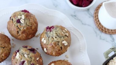 Vejetaryen ahududu yulaf ezmeli keklerin üzerine şeker düşmesi. Üst Manzara. Sağlıklı ev yapımı tatlı veya atıştırmalık konsepti.