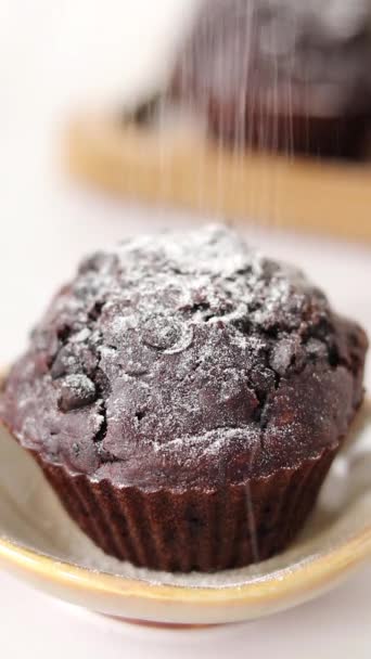 Azúcar Polvo Glaseado Que Cae Encima Muffin Chispas Chocolate Primer — Vídeo de stock