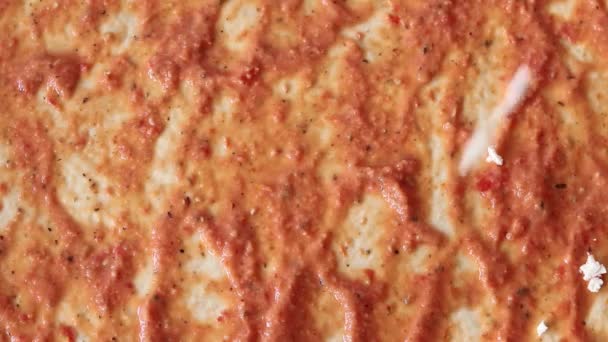 Τυρί Τριμμένο Που Πέφτει Στη Ζύμη Πίτσας Σάλτσα Φρέσκιας Ντομάτας — Αρχείο Βίντεο