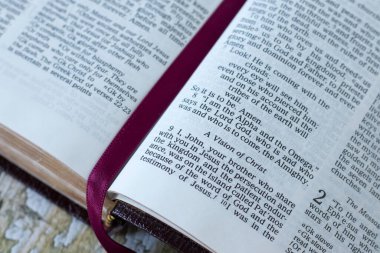 Hz. İsa 'nın Kutsal Kitap' taki ayetlerinin görüntüsü. Yakın plan. Tanrı 'nın Vahiy' i, Hristiyan İncili kavramı.