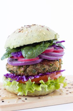 Bitkisel burgerli vejetaryen sandviç ve beyaz üzerine taze salata. Yakın plan. Sağlıklı organik sürdürülebilir gıda konsepti yemek.