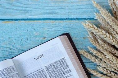Ruth kutsal İncil 'i aç. Tahta masada buğday olsun. Üst Manzara. Uzayı kopyala Yakın plan. İncil 'deki inanç, sadakat ve Tanrı' ya itaat kavramları..