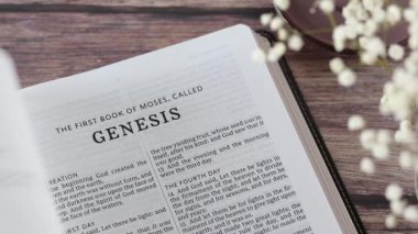 Yaradılış Kitabı 'nı okumak, Eski Ahit' in Kutsal Kitabı 'nı tahta masada bir fincan kahveyle okumak. Hristiyan dini kavramı. Yakın plan..