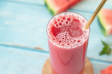 Ahşap masada nane şekerli karpuz smoothie. Yakın plan. Tropik yaz suyu, sağlıklı harmanlanmış içecek..