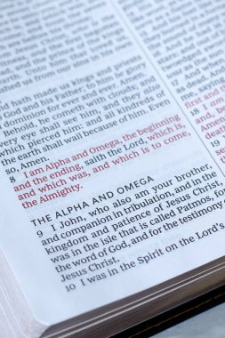 Alfa ve Omega, İncil 'den açık kutsal vahiy kitabı. Yakın plan. Hristiyan İsa 'nın gücü ve otoritesi kavramı.