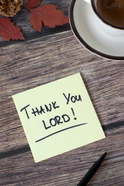 Teşekkürler lordum, ahşap masada el yazısıyla yazılmış kahve fincanı ve sonbahar yapraklarıyla birlikte. Üst Manzara. Hristiyan şükran günü, şükran ve şükran duaları, İncil 'deki kavram İsa Mesih' e..