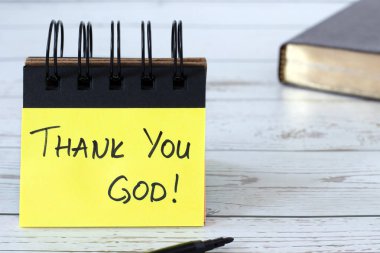 Teşekkürler Tanrım, arka planda kutsal bibile kitabı olan el yazısıyla yazılmış bir not. Yakın plan. İsa 'ya şükran, şükran ve şükran günü, İncil' deki Hristiyan kavramı.