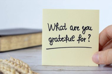 Elle yazılmış bir not: Ne için minnettarsın? Yakın plan. İncil 'deki Hristiyan kutsama, şükran ve şükran kavramı..