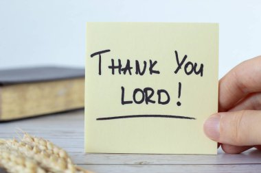 Teşekkür ederim Tanrım. Arka planda kutsal kitap olan not. Yakın plan. İncil 'de geçen şükran ve şükran kavramını Tanrı' ya borçluyuz..