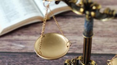 Arka planda kutsal kitap olan taşralı altın denge terazisi. Seçici odaklanma. İncil 'deki adalet, yargı ve doğruluk kavramı.