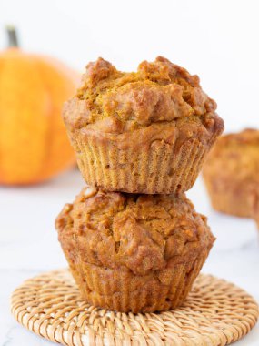 Beyaz arka planda balkabaklı baharatlı kekler. Yakın plan. Seçici odaklanma. Ev yapımı sonbahar atıştırmalığı..