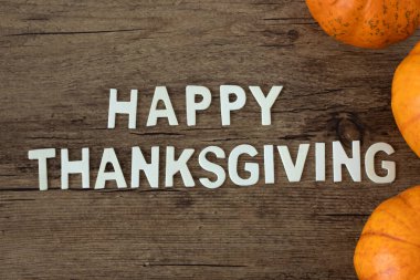 Kabaklı ahşap harflerle dolu Şükran Günü mesajınız kutlu olsun. Üst görünüm.