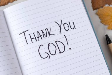 Teşekkürler Tanrım, el yazısıyla yazılmış bir defter ve kurumuş sonbahar yaprakları. Üst Manzara. İncil 'deki şükran, şükran ve şükran kavramını İsa' ya borçluyuz..