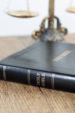 Arka planda antik denge ölçeği olan kutsal İncil kitabı. Yakın plan. Tanrı 'nın kanunu, adaleti ve adil yargılama Hristiyan konsepti.