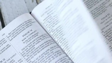 Kutsal İncil 'i okuyan kişi. Hristiyanlık kitabı, İncil konsepti.