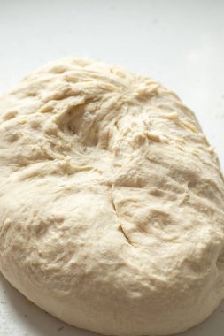 Ekmek ya da pizza için ev yapımı buğday unu hamuru. Yakın plan. Seçici odak.