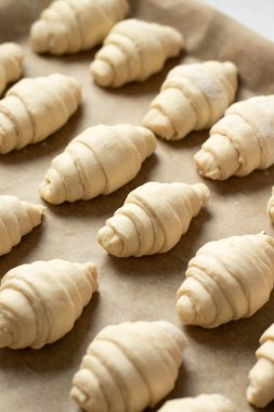 Pişirme tavasında ev yapımı çiğ rulo..