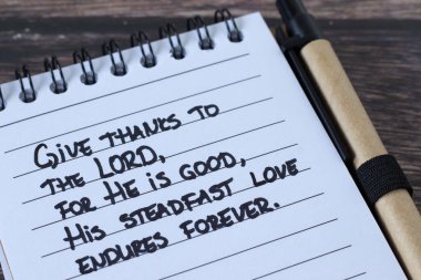 Minnettarlık ve Tanrı 'ya şükran günü için el yazısı alıntıları. Hıristiyan İncili kavramı.