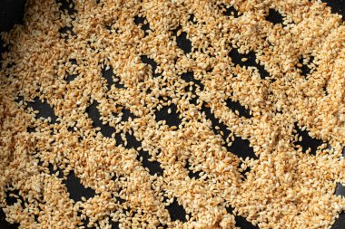 Kızarmış susam tohumları kızartma tavasında. Üst görünüm.