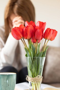 Hristiyan kadın kutsal kitap ve kırmızı lalelerle Tanrı 'ya dua ediyor. İsa 'ya şükran, ibadet ve inanç, İncil' deki kavram..