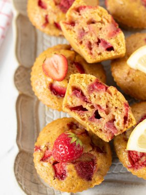 Kırsal tabakta ev yapımı çilekli kek. Üst görünüm.