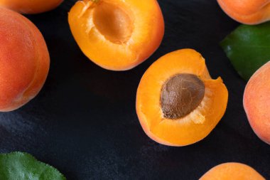 Siyah arka planda taze kayısılar. Üst Manzara. Boşluğu kopyala.