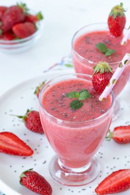 Mutfak masasında taze naneli ve chia tohumlu çilekli smoothie. Yakın plan. Seçici odaklanma. Sağlıklı detoks yaz içeceği.