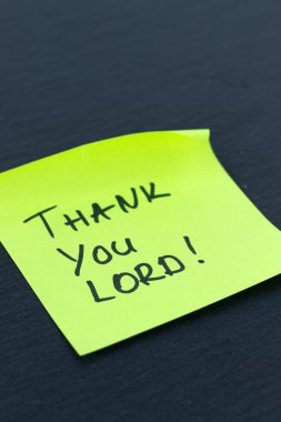 Teşekkürler Tanrı 'm. Karanlık arka planda el yazısıyla yazılmış bir not. Yakın plan. Seçici odaklanma. Hıristiyan minnettarlığı ve şükran günü, kutsal kitap kavramı..