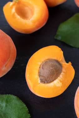 Siyah arka planda taze kayısılar. Üst görünüm.